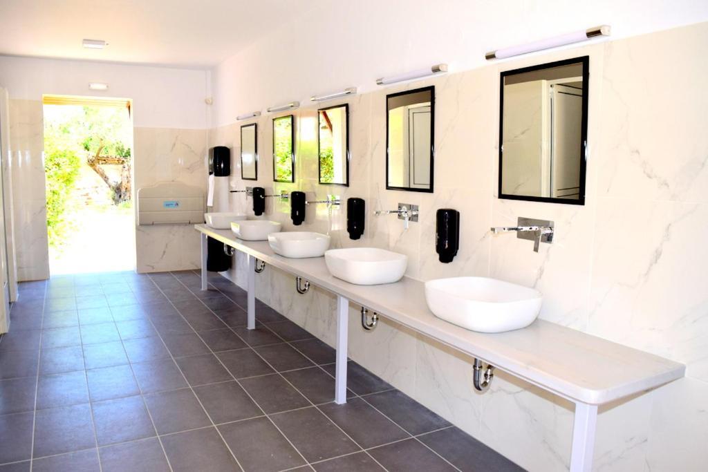 Camping & Bungalows Castle View ไมส์ตราส ภายนอก รูปภาพ